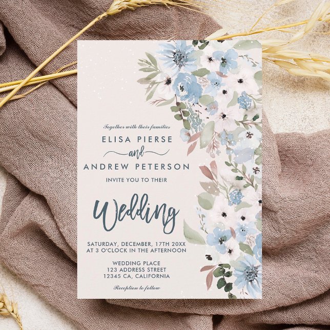 Vinterdammig isblått blommigt snö bröllop inbjudningar (Winter dusty blue floral snow wedding invitation on ivory)