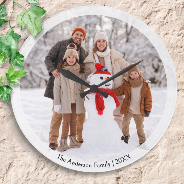 Vinterfamiljefoto Personlig jul Stor Klocka (A Christmas clock to personalize with a favorite photo, along with your name(s) and the year)