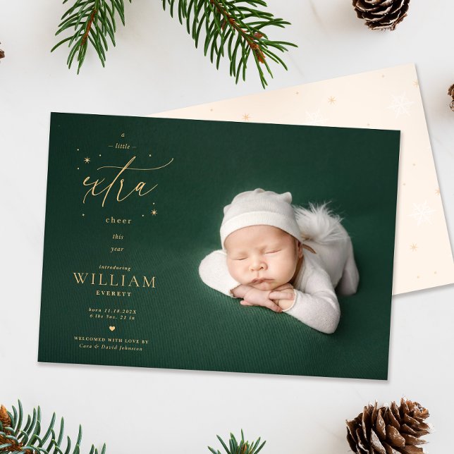 Vinterfödelse kungörelse baby foto julkort (Extra cheer Christmas Birth announcement photo card flatlay with pinecones and foliage)