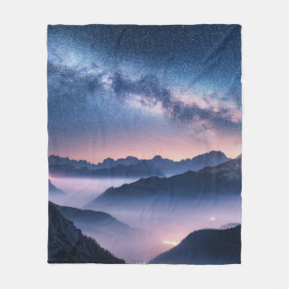 Vintergatan över berg i dimma på natten på sommare fleecefilt