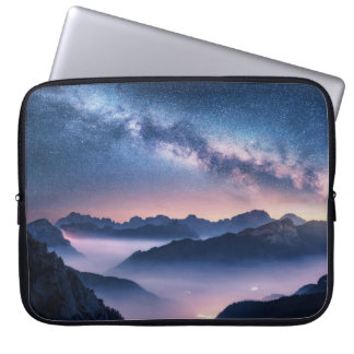 Vintergatan över berg i dimma på natten på sommare laptop fodral