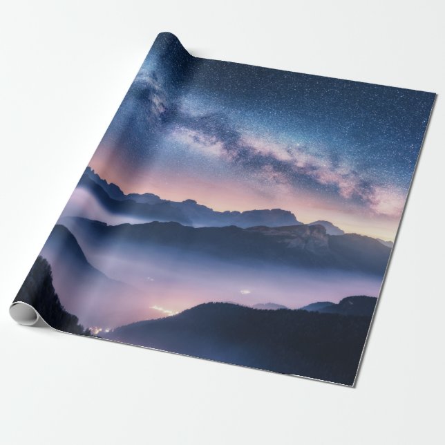 Vintergatan över berg i dimma på natten på sommare presentpapper (Utrullad)