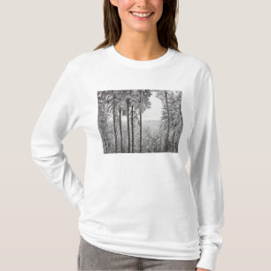 Vintergrön skog i vinter t-shirt