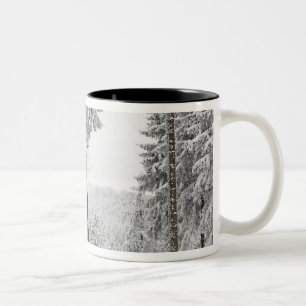 Vintergrön skog i vinter Två-Tonad mugg