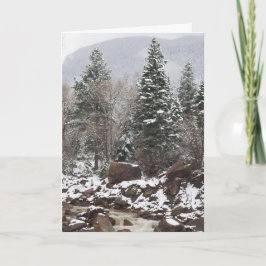 vintergrytiskt julkort med snöig ström helgkort