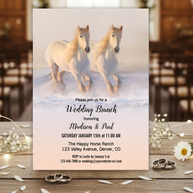 Vinterhästar bröllopsbrunch inbjudningar (Winter wedding brunch invitation featuring two horses running in the snow.)