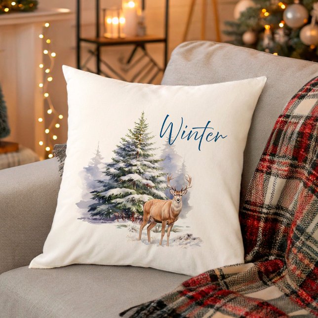 Vinterhjort i snöig skog kudde (Winter Deer in Snowy Forest Throw Pillow)