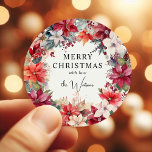 Vinterjul - festliga Blommigtar Runt Klistermärke<br><div class="desc">Elegant julpåsar med vinter-blommigtar - poinsettias,  i rik skuggor av rött,  burgnyck,  krämer och elfenben,  festbär och lush grey. All text är enkel att anpassa.</div>