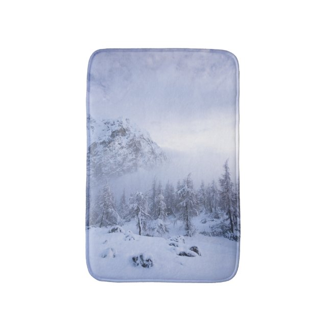 Vinterland, dimma, källskog och bergsområde badrumsmatta (Framsidan (Vertikal))
