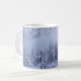 Vinterland, dimma, källskog och bergsområde kaffemugg