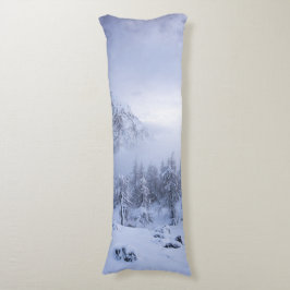 Vinterland, dimma, källskog och bergsområde kroppskudde