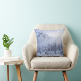 Vinterland, dimma, källskog och bergsområde kudde