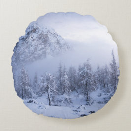 Vinterland, dimma, källskog och bergsområde rund kudde