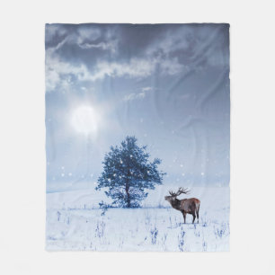 Vinterlandskap i blå färg. Lonely träd och wi Fleecefilt