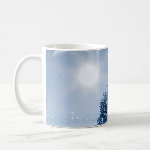 Vinterlandskap i blå färg. Lonely träd och wi Kaffemugg