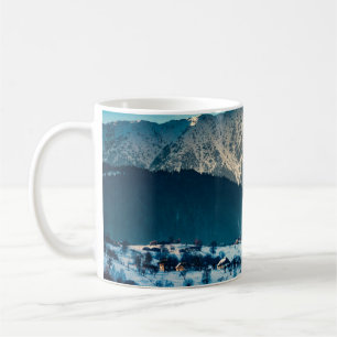 Vinterlandskap i Karpaternas berg. Bran, Rom Kaffemugg