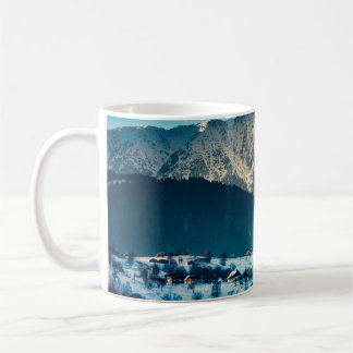 Vinterlandskap i Karpaternas berg. Bran, Rom Kaffemugg
