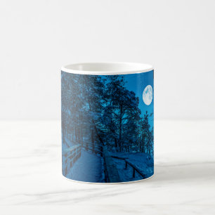 Vinterlandskap med snö täckt gräs-skog kaffemugg