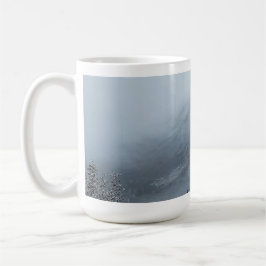 Vinterlandskap på snöig bergsstig kaffemugg