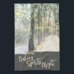 Vinterlandskaps-baktussvidgar, ljus kökshandduk<br><div class="desc">Kökshandduk för vinterlandskap,  med texten "Baking Spirits Bright" i trendigets skripttypografi. Denna land-ritning har en vattenfärgsscen i ett träd-invändigt skogsområde väg med varma glanslanternor och en land-hytt.</div>