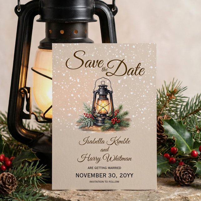 Vinterlykta Rustik Snöig Foto Spara Datumet (Save the Date with engagement photo, snowy backdrop and warm winter lantern by Darling & May)