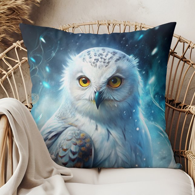 Vintermagisk Snöuggla Mystisk Blå Kastrullkudde Kudde (Winter Magic Snowy Owl Mystic Blue Throw Pillow in a boho rattan armchair.)