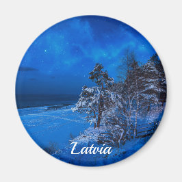 vinternatt med snö täckte gräs i Lettland Magnet