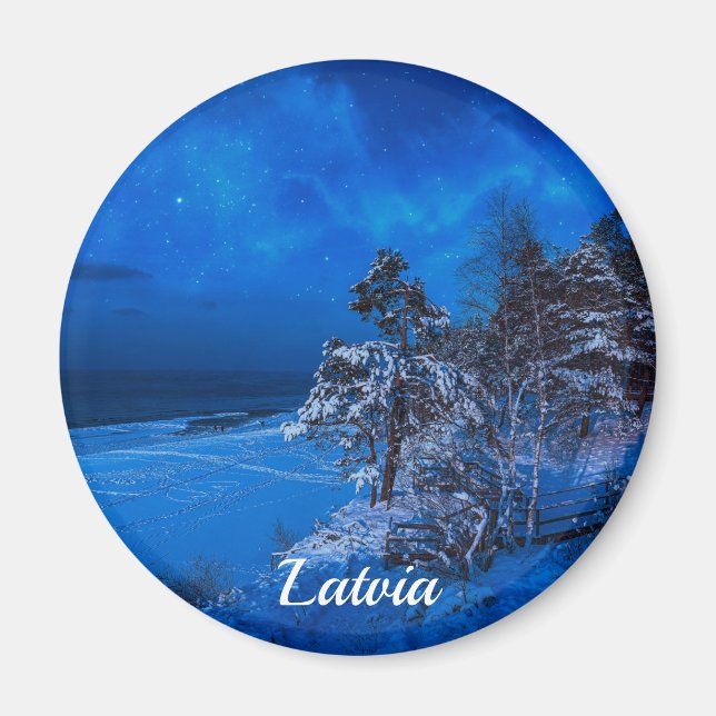 vinternatt med snö täckte gräs i Lettland Magnet (Framsidan)