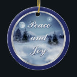 Vinternatten Julgransprydnad Keramik<br><div class="desc">Runda keramiska prydnadsföremål med en bild på båda sidor av en vacker vinternatt med en ljusstark fullt måne och en stjärnbelyst himlar på marinblå gräns. Anpassadets helgdag. Se matchande pewter snowflake-ornament. Se hela Hanukkah-uppsättningen för prydnadsföremål under HEMMA-kategorin i avsnittet HELGDAGAR.</div>