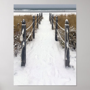 Vinterpromenad i gammal trädgårdsstrand poster