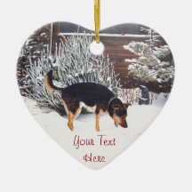 vinterscen i snö med söt svart och brunt hund