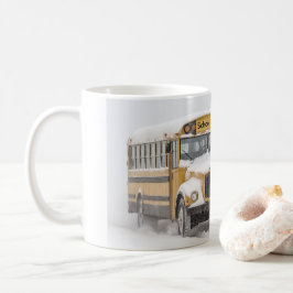 Vinterscen med en gul skolbuss kaffemugg