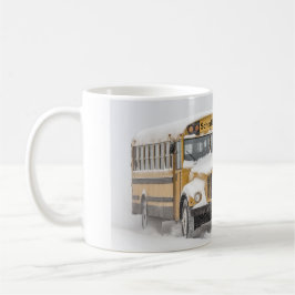 Vinterscen med en gul skolbuss kaffemugg