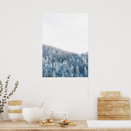 Vinterskog med täckt fjäll i snö poster