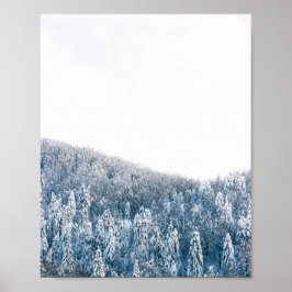 Vinterskog med täckt fjäll i snö poster