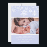 Vintersnöflingor Blå Fotokort Julkort<br><div class="desc">Det här snöflingetema vykortet,  med små prickar och en vågig kant,  är ett vackert födelsekort för en babypojke på vintern.  Passar också bra som julkort!  .</div>