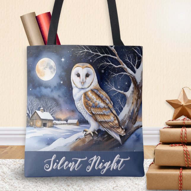 Vintersnöscen Ladvaktelunge Tygkasse (A stylish tote bag with picture of a barn owl in a winter snow scene and words 'Silent Night')
