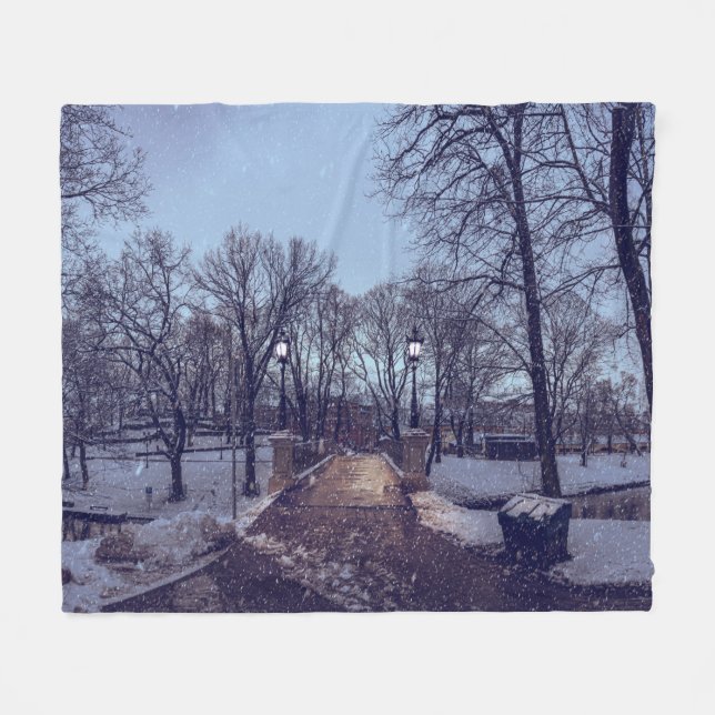 vintersnöstadspark på kvällen fleecefilt (Framsidan (Horisontell))