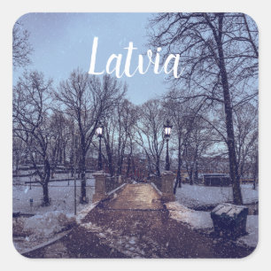 vintersnöstadspark på kvällen fyrkantigt klistermärke