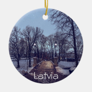 vintersnöstadspark på kvällen julgransprydnad keramik
