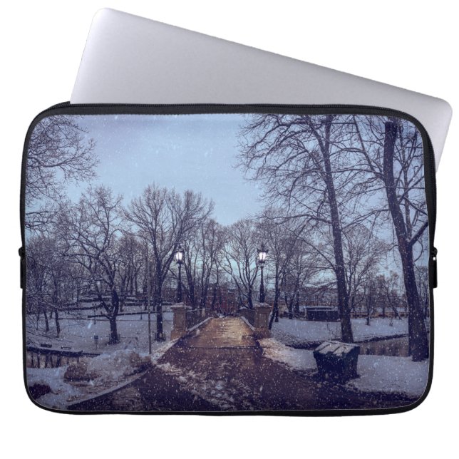 vintersnöstadspark på kvällen laptop fodral (Framsidan)
