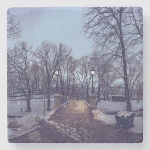 vintersnöstadspark på kvällen stenunderlägg