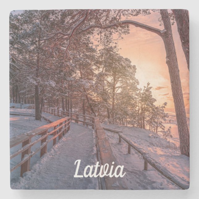 Vintersolnedgång i gräs nära havskalksten stenunderlägg (Framsidan)