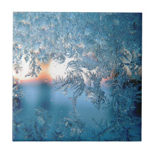 Vintersolsken genom frostiga iskristaller glas kakelplatta