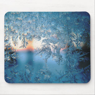 Vintersolsken genom frostiga iskristaller glas musmatta