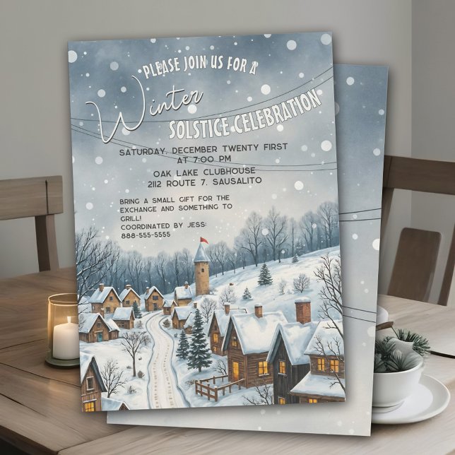 Vintersolstånds charmiga snöiga by mysparty inbjudningar (Winter Solstice party invitation with charming snowy village scene for cozy holiday celebration.)