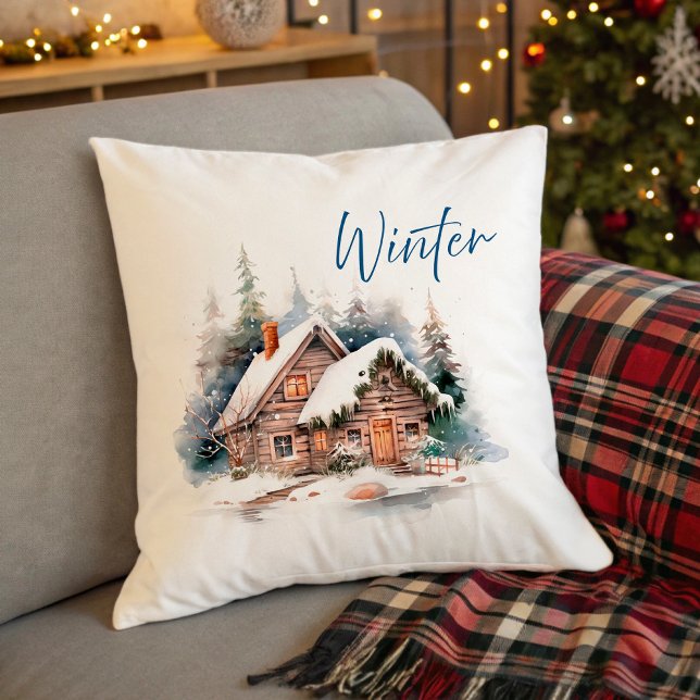Vinterstuga och hjort i snöig skog kudde (Winter Cottage and Deer in Snowy Forest Throw Pillow)