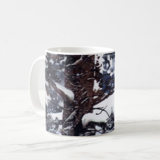 vintertäckte snö mörk gräs träd mugg (Framsida vänster)
