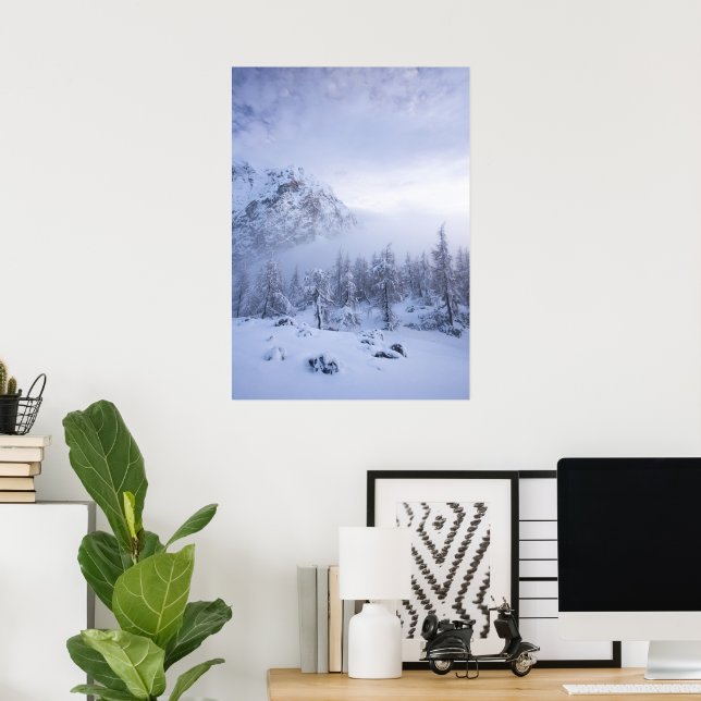 Vinterundret, dimma, granar och berg poster (Hemmakontoret)