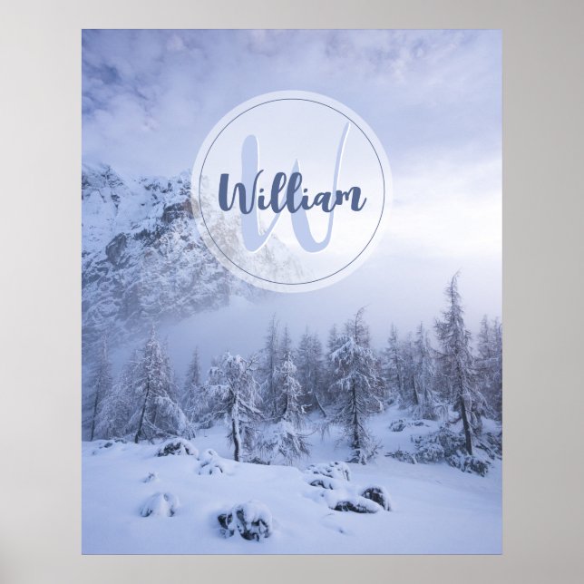 Vinterundrets dimma gran skog snö monogram poster (Framsidan)